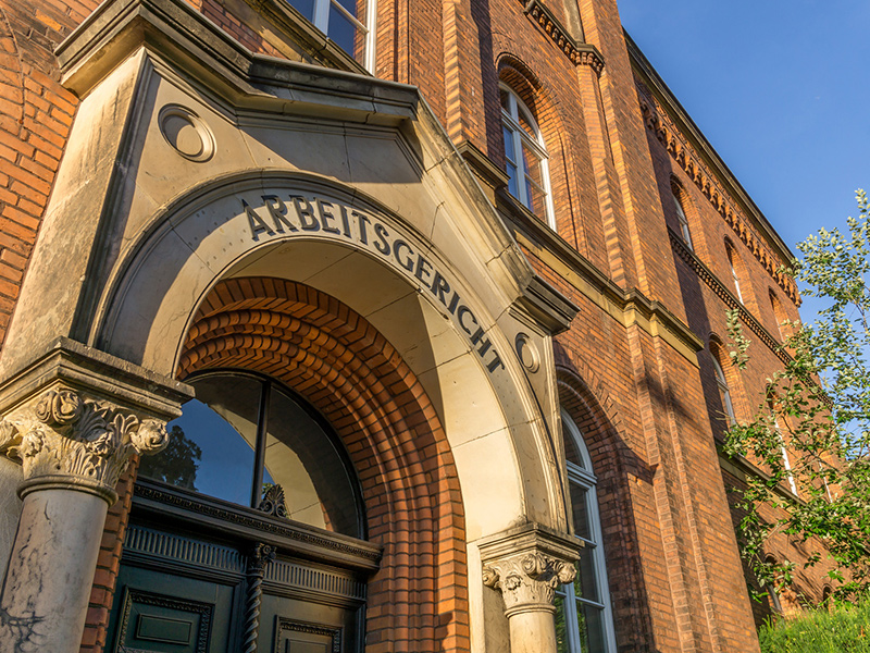 Kirchliche Arbeitgeber dürfen arbeitsvertraglich von kirchlichen Regelwerken abweichen